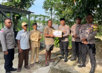 Polsek Bintan Timur Salurkan Sembako ke Lansia Sebatang Kara dan ODGJ Lewat Jumat Berkah