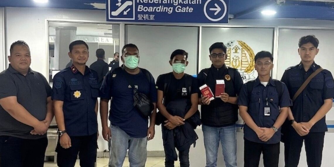 Imigrasi Ranai Deportasi Dua WN Malaysia, Masuk Blacklist Enam Bulan