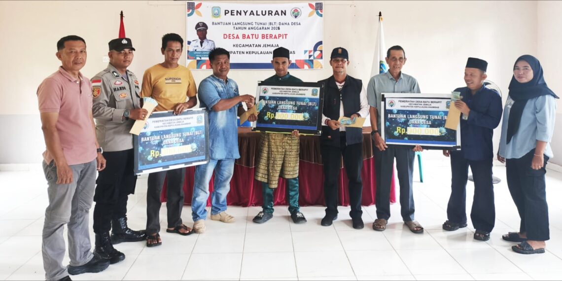 Foto bersama penyerahan simbolis Bantuan BLT DD Triwulan Pertama kepada 9 KPM oleh Kepala Desa Umar Lisman