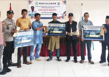 Foto bersama penyerahan simbolis Bantuan BLT DD Triwulan Pertama kepada 9 KPM oleh Kepala Desa Umar Lisman