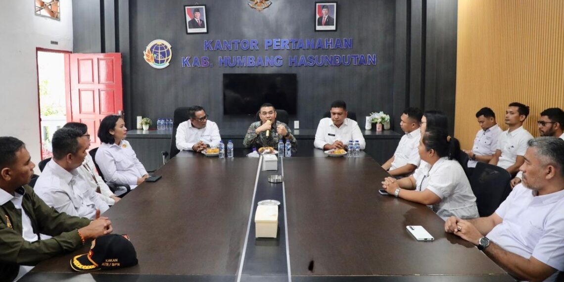 Kunjungi Kantah Kabupaten Humbang Hasundutan, Wamen Ossy Tekankan Pentingnya Akurasi Data Pertanahan