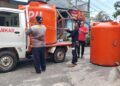Petugas Damkar saat isi tangki Air upayakan ketersediaan air untk masyarakat