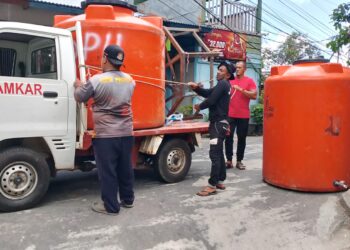 Petugas Damkar saat isi tangki Air upayakan ketersediaan air untk masyarakat