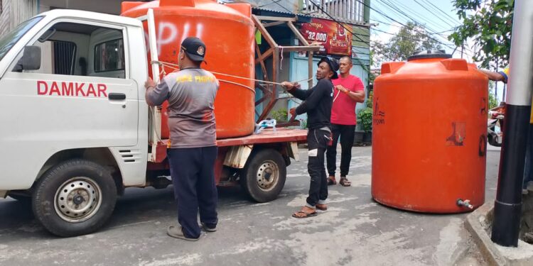 Petugas Damkar saat isi tangki Air upayakan ketersediaan air untk masyarakat