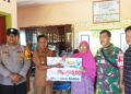 Kades Kuala Maras Hendrika saat salurkan bantuan ke kepada warga penerima di dampingi Ketua BPD Babinsa bhabinkamtibmas