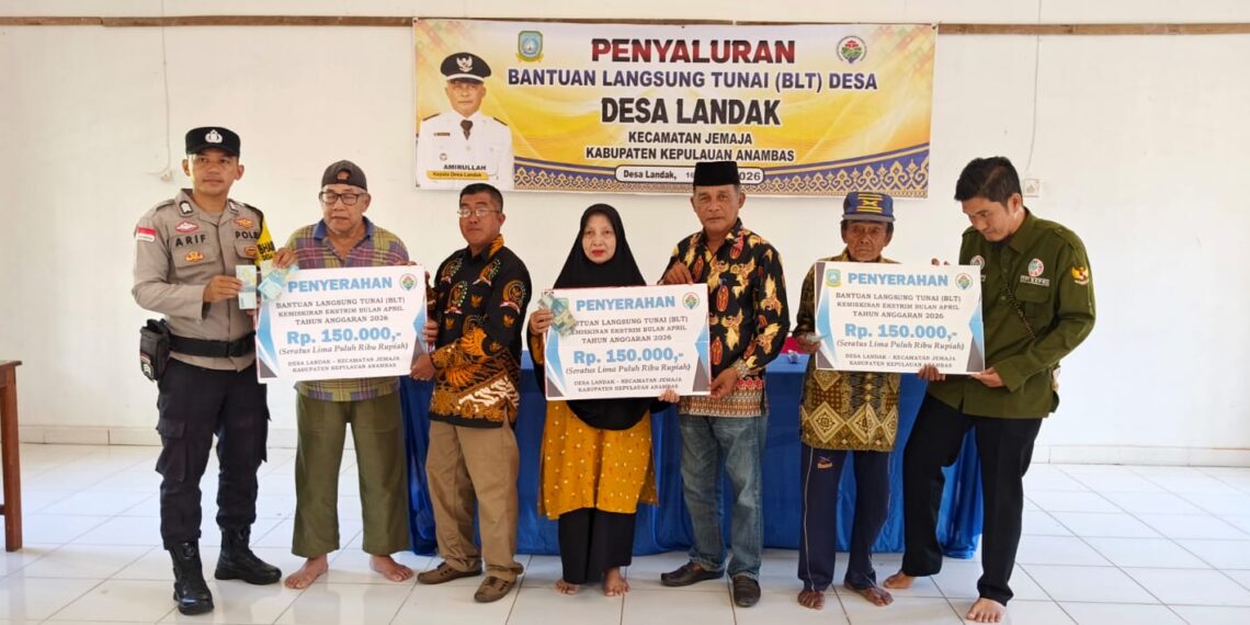 Pemdes Landak Salurkan dana BLT-DD Kepada 20 KPM