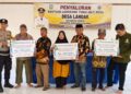 Pemdes Landak Salurkan dana BLT-DD Kepada 20 KPM