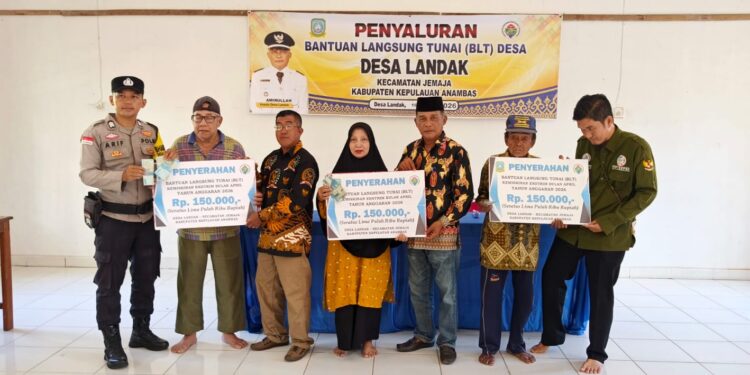 Pemdes Landak Salurkan dana BLT-DD Kepada 20 KPM