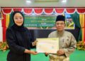 Tim penilai Dr. Riska Puspita Sari, M.Pd saat menyerahkan surat tanda telah dilaksanalannya Asesmen Lapangan Perubahan Bentuk STAI Natuna untuk menjadi Institut Agama Islam Natuna kepada Ketua STAI Natuna, Dr. H. Umar Natuna, S.Ag., M.Pd.I