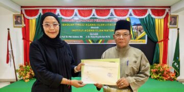 Tim penilai Dr. Riska Puspita Sari, M.Pd saat menyerahkan surat tanda telah dilaksanalannya Asesmen Lapangan Perubahan Bentuk STAI Natuna untuk menjadi Institut Agama Islam Natuna kepada Ketua STAI Natuna, Dr. H. Umar Natuna, S.Ag., M.Pd.I