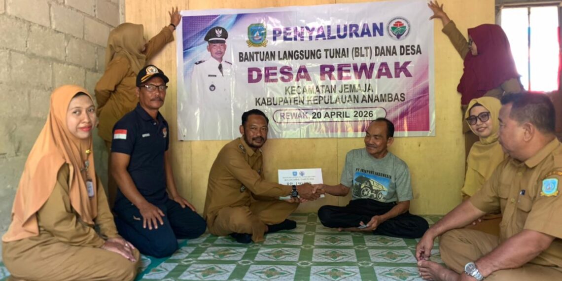 Deva Syafutra saat salurkan bantuan BLT DD April kerumah Warga penerima