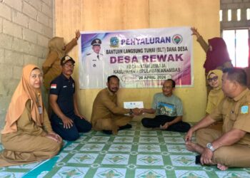 Deva Syafutra saat salurkan bantuan BLT DD April kerumah Warga penerima