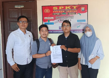 Pelapor Ami Bagan (tengah kiri) dan Terlapor Tengku Wahyu (tengah kanan), didampingi Kanit Reskrim Polsek Tebing Ipda Om Kenedi (ujung kiri) dan keluarga Wahyu (ujung kanan) usai mediasi