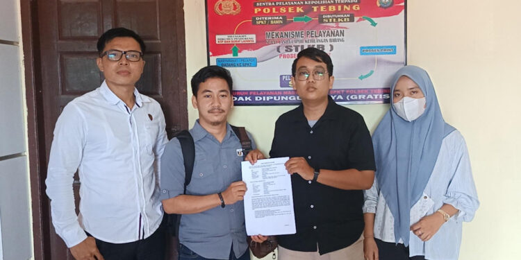 Pelapor Ami Bagan (tengah kiri) dan Terlapor Tengku Wahyu (tengah kanan), didampingi Kanit Reskrim Polsek Tebing Ipda Om Kenedi (ujung kiri) dan keluarga Wahyu (ujung kanan) usai mediasi