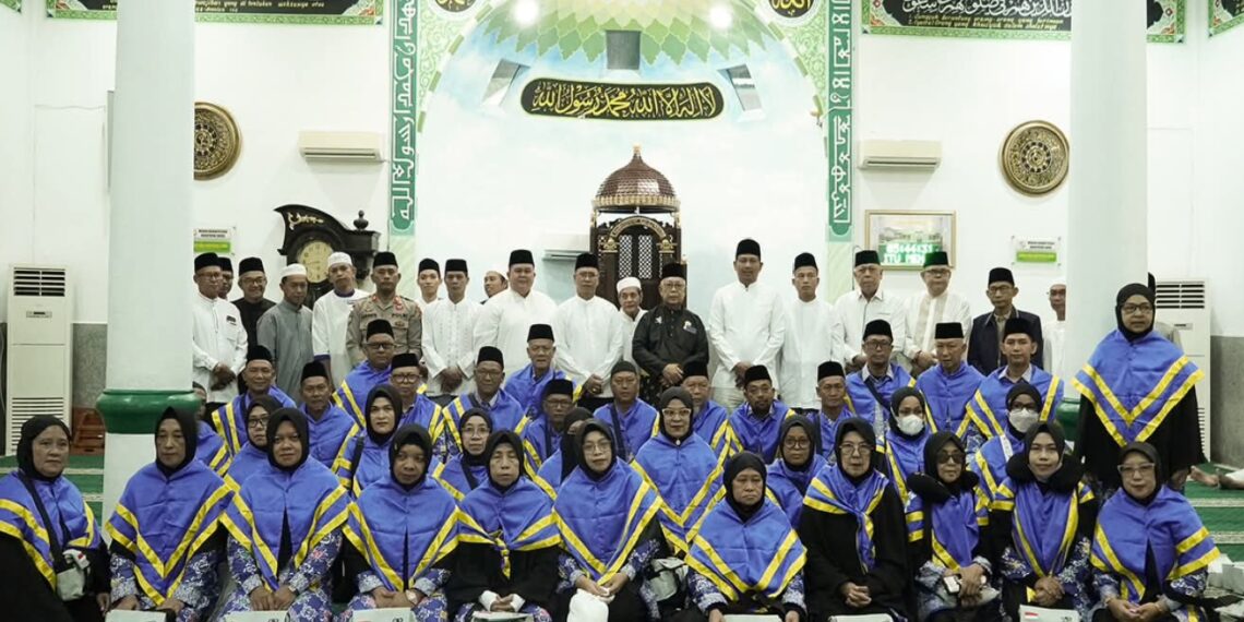 Foto bersama Bupati Aneng didampingi Sekretaris Daerah, Forkopimda dan calon jama'ah haji di Masjid Baiturrahim Tarempa (foto : Diskominfo)