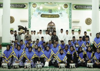 Foto bersama Bupati Aneng didampingi Sekretaris Daerah, Forkopimda dan calon jama'ah haji di Masjid Baiturrahim Tarempa (foto : Diskominfo)