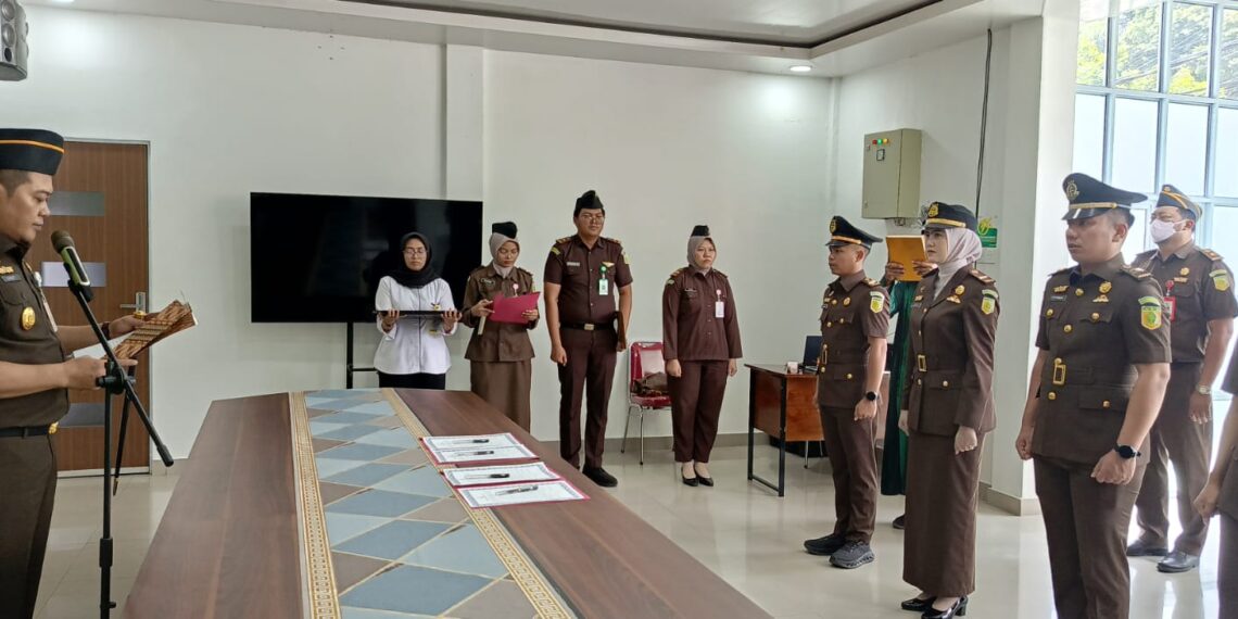 Kepala Kejaksaan Negeri (Kejari) Kabupaten Kepulauan Anambas, Sigit Sugiarto,SH.MH saat bacakan naskah pelantikan