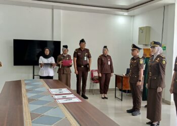 Kepala Kejaksaan Negeri (Kejari) Kabupaten Kepulauan Anambas, Sigit Sugiarto,SH.MH saat bacakan naskah pelantikan