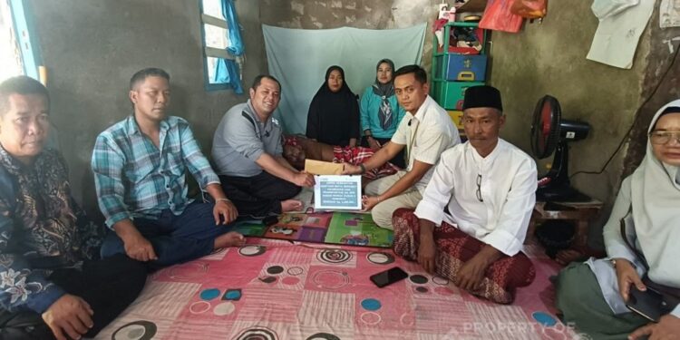 PT TIMAH menyerahkan bantuan biaya pengobatan kepada Hasan warga Desa Gemuruh, Kecamatan Kundur Barat, Kabupaten Karimun.