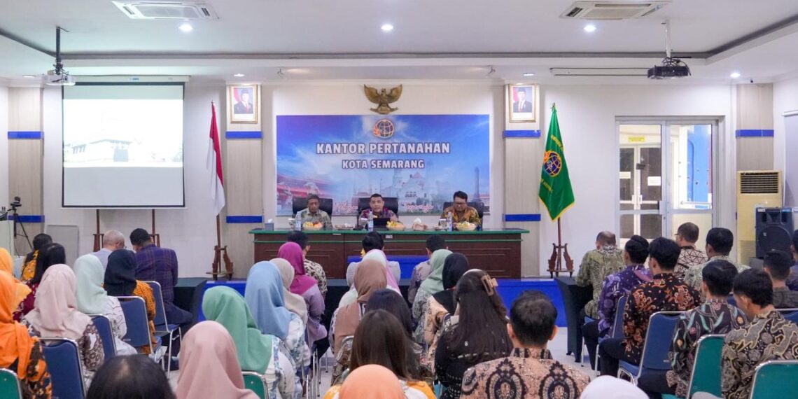 Tinjau Pelayanan Kantah Kota Semarang, Wamen Ossy: Jangan Tunda Berkas, Percepat Layanan Pertanahan