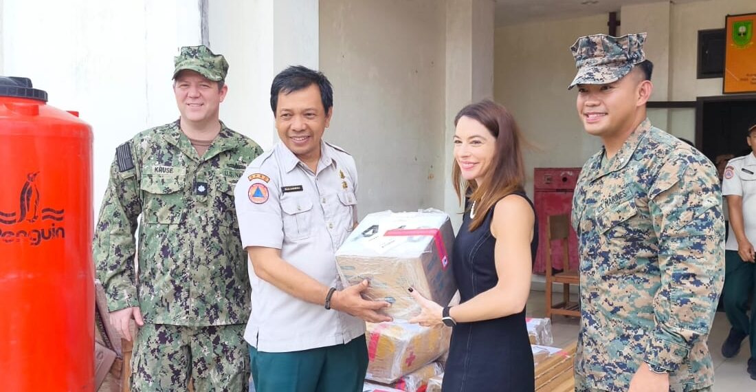 Konsulat AS saat menyerahkan hibahkan alat Medis Darurat untuk BPBD Natuna