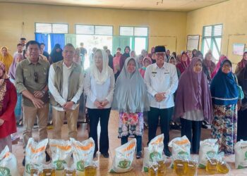 Bupati Natuna Cen Sui Lan didampingi Wakil Bupati Natuna Jarmin, SE saat menyalurkan bantuan pangan untuk alokasi Februari–Maret 2026 secara simbolis