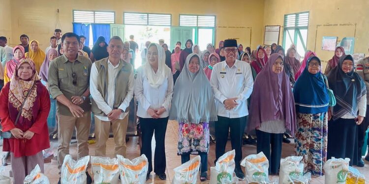 Bupati Natuna Cen Sui Lan didampingi Wakil Bupati Natuna Jarmin, SE saat menyalurkan bantuan pangan untuk alokasi Februari–Maret 2026 secara simbolis