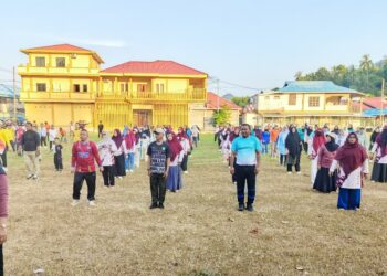 Camat Jemaja bersama sejumlah peserta senam bersama di kegiatan MeBDay di Kecamatan Jemaja