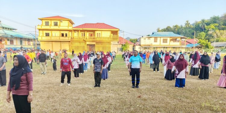 Camat Jemaja bersama sejumlah peserta senam bersama di kegiatan MeBDay di Kecamatan Jemaja