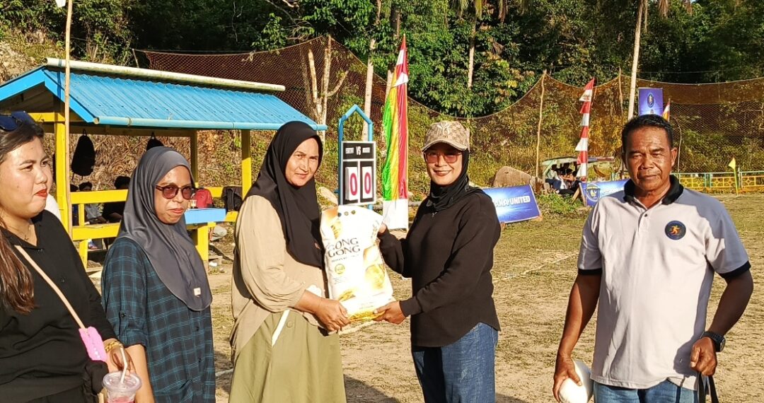 Ellisya Anggota DPRD Anambas saat serahkan door prize di Open Turnament CUP VIII Desa Kuala Maras
