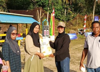 Ellisya Anggota DPRD Anambas saat serahkan door prize di Open Turnament CUP VIII Desa Kuala Maras