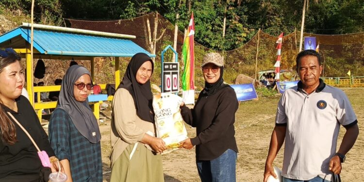 Ellisya Anggota DPRD Anambas saat serahkan door prize di Open Turnament CUP VIII Desa Kuala Maras