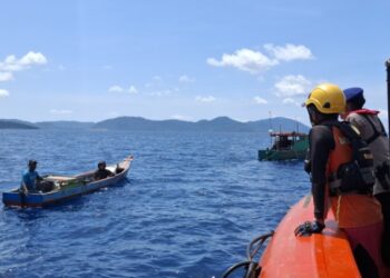 SAR Natuna Evakuasi Dua Nelayan Usai Pompong Alami Mati Mesin di Perairan Anambas 