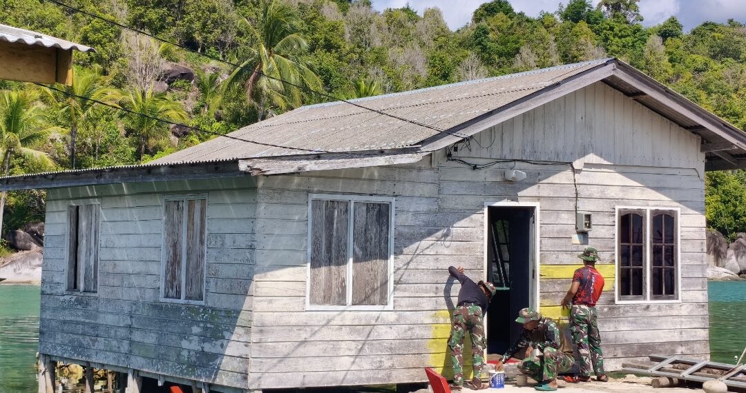 Anggota TNI saat Lakukan pengecatan rumah RTLH dalam program TMMD ke-128, personel Kodim 0318/Natuna di Anambas