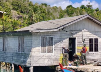 Anggota TNI saat Lakukan pengecatan rumah RTLH dalam program TMMD ke-128, personel Kodim 0318/Natuna di Anambas