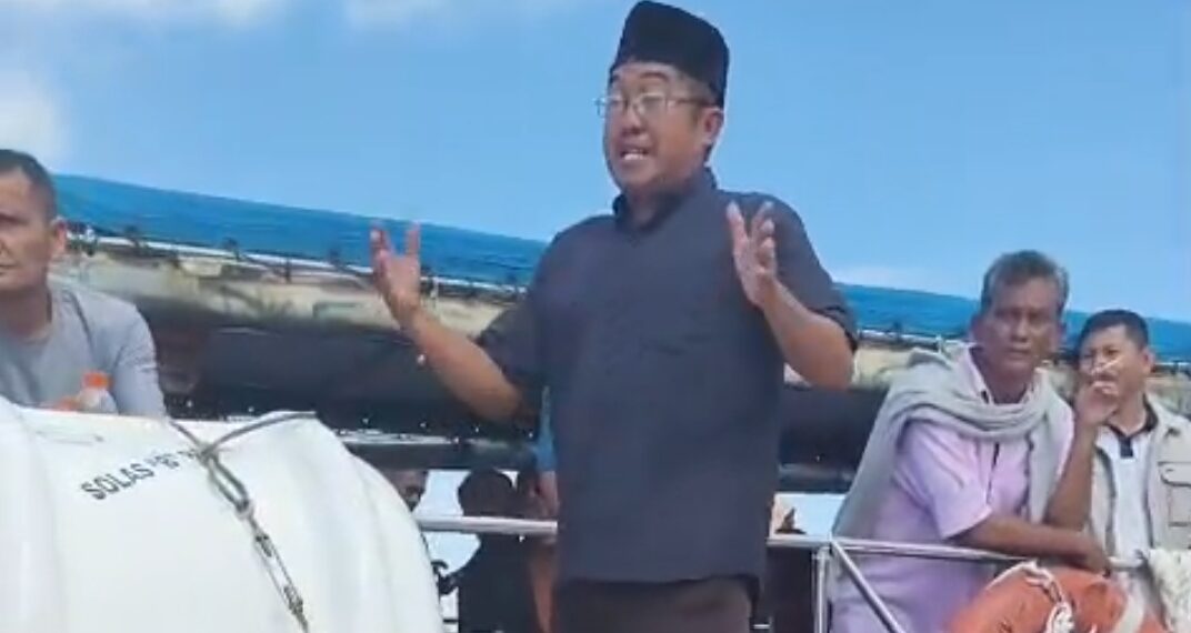 Alizar saat samapiakan aspirasi nelayan terkiat pengiriman ikan melalui kapal Fery dari pelabuhan Letung