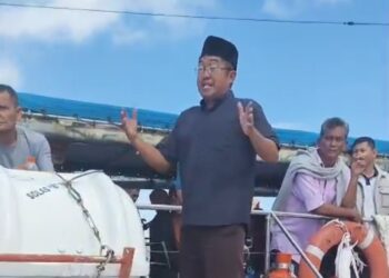 Alizar saat samapiakan aspirasi nelayan terkiat pengiriman ikan melalui kapal Fery dari pelabuhan Letung