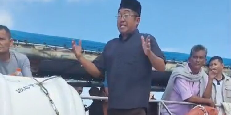 Alizar saat samapiakan aspirasi nelayan terkiat pengiriman ikan melalui kapal Fery dari pelabuhan Letung