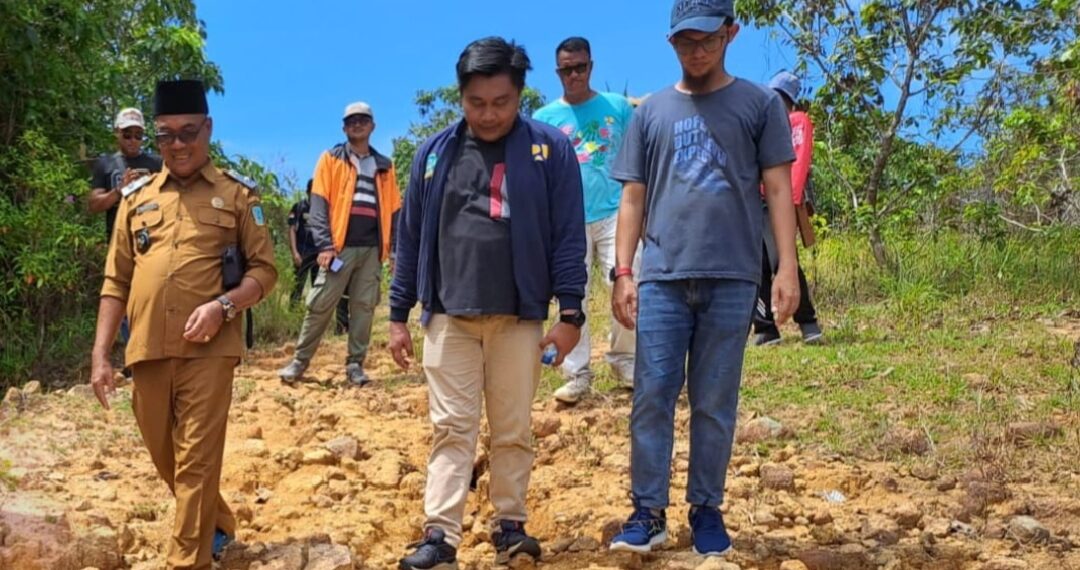 Kades Impol saat dampingi Kabid Bina Marga Dinas PUPR Anambas meninjau lokasi Jalan Impol-Sunggak beberapa tahun lagi ( f : Ranaipos.com )