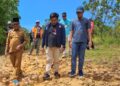 Kades Impol saat dampingi Kabid Bina Marga Dinas PUPR Anambas meninjau lokasi Jalan Impol-Sunggak beberapa tahun lagi ( f : Ranaipos.com )
