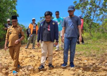 Kades Impol saat dampingi Kabid Bina Marga Dinas PUPR Anambas meninjau lokasi Jalan Impol-Sunggak beberapa tahun lagi ( f : Ranaipos.com )