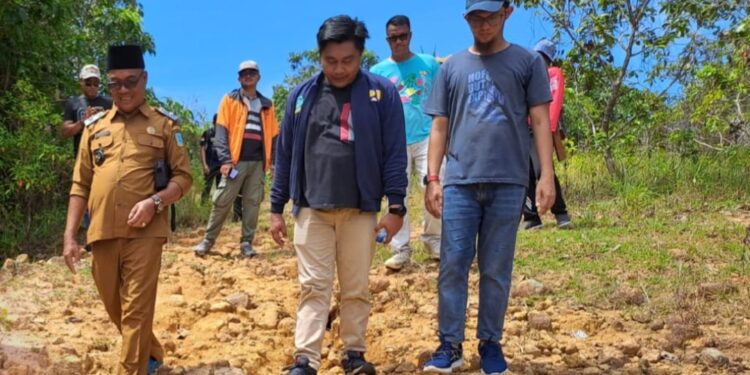 Kades Impol saat dampingi Kabid Bina Marga Dinas PUPR Anambas meninjau lokasi Jalan Impol-Sunggak beberapa tahun lagi ( f : Ranaipos.com )