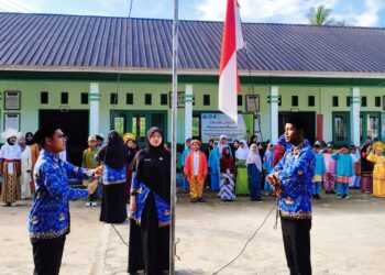 Pengibaran Bendera Merah Putih oleh ASN SDN 009 Landak di Hari Upacara Hardiknas
