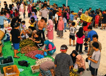 Suasana di pelabuhan Letung saat kapal Sabuk Nusantara sandar di pelabuhan Letung Jemaja pedagang berjualan di dermaga