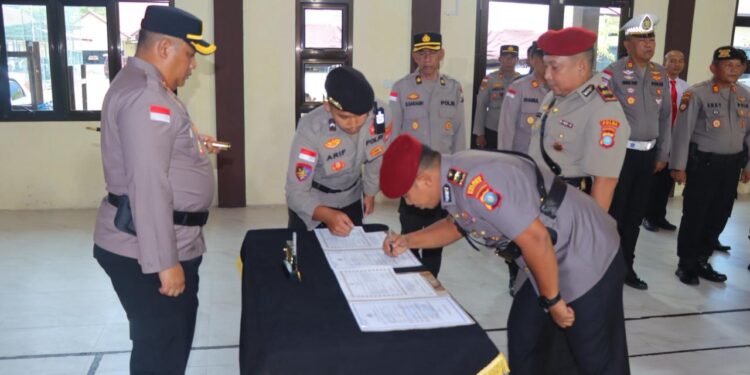 Kapolres Natuna, AKBP Novyan Aries Efendie, saat memimpin langsung upacara Serah Terima Jabatan (Sertijab) Kasatreskrim sekaligus melantik Kasat Binmas Polres Natuna
