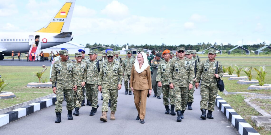 Bupati Natuna Cen Sui Lan saat menyambut kedatangan Wakil Kepala Staf TNI Angkatan Udara (Wakasau) Marsdya TNI Rizalihadi dan rombongan saat melaksanakan kunjungan kerja ke Lanud Raden Sadjad (RSA), Kabupaten Natuna, Provinsi Kepulauan Riau