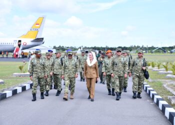 Bupati Natuna Cen Sui Lan saat menyambut kedatangan Wakil Kepala Staf TNI Angkatan Udara (Wakasau) Marsdya TNI Rizalihadi dan rombongan saat melaksanakan kunjungan kerja ke Lanud Raden Sadjad (RSA), Kabupaten Natuna, Provinsi Kepulauan Riau
