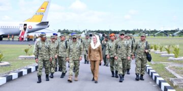 Bupati Natuna Cen Sui Lan saat menyambut kedatangan Wakil Kepala Staf TNI Angkatan Udara (Wakasau) Marsdya TNI Rizalihadi dan rombongan saat melaksanakan kunjungan kerja ke Lanud Raden Sadjad (RSA), Kabupaten Natuna, Provinsi Kepulauan Riau