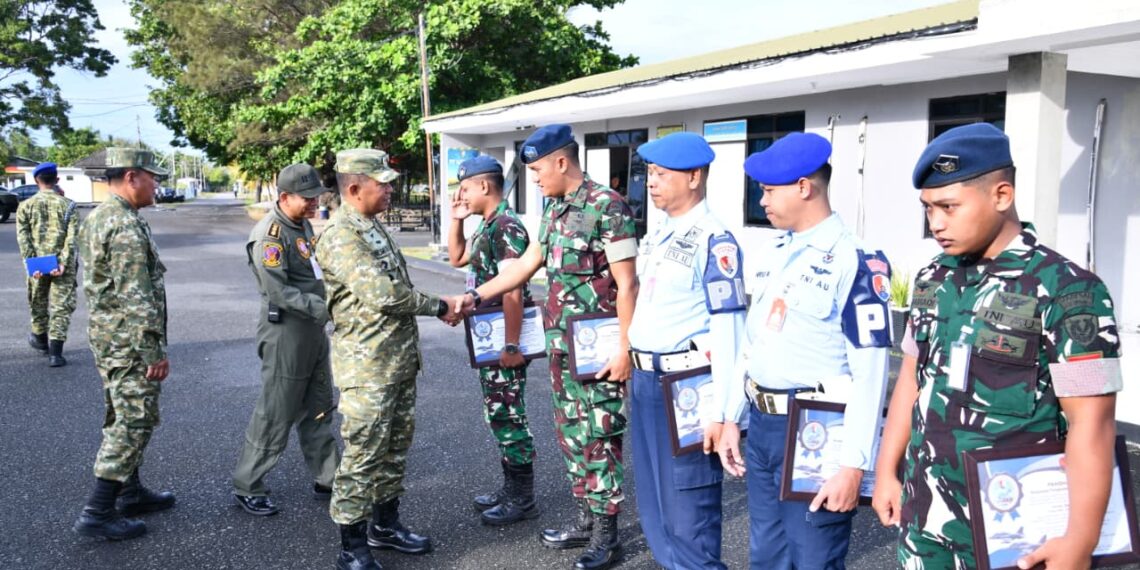 Komandan Lanud Raden Sadjad (Danlanud RSA) Natuna, Marsekal Pertama TNI Onesmus Gede Rai Aryadi, S.E., M.M., M.Han., saat memimpin apel khusus pelepasan enam personel yang akan melaksanakan mutasi ke satuan baru