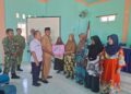 Yurnalis Kades Impol saat serahkan bantuan BLT-DD secara simbolis kepada Warga penerima